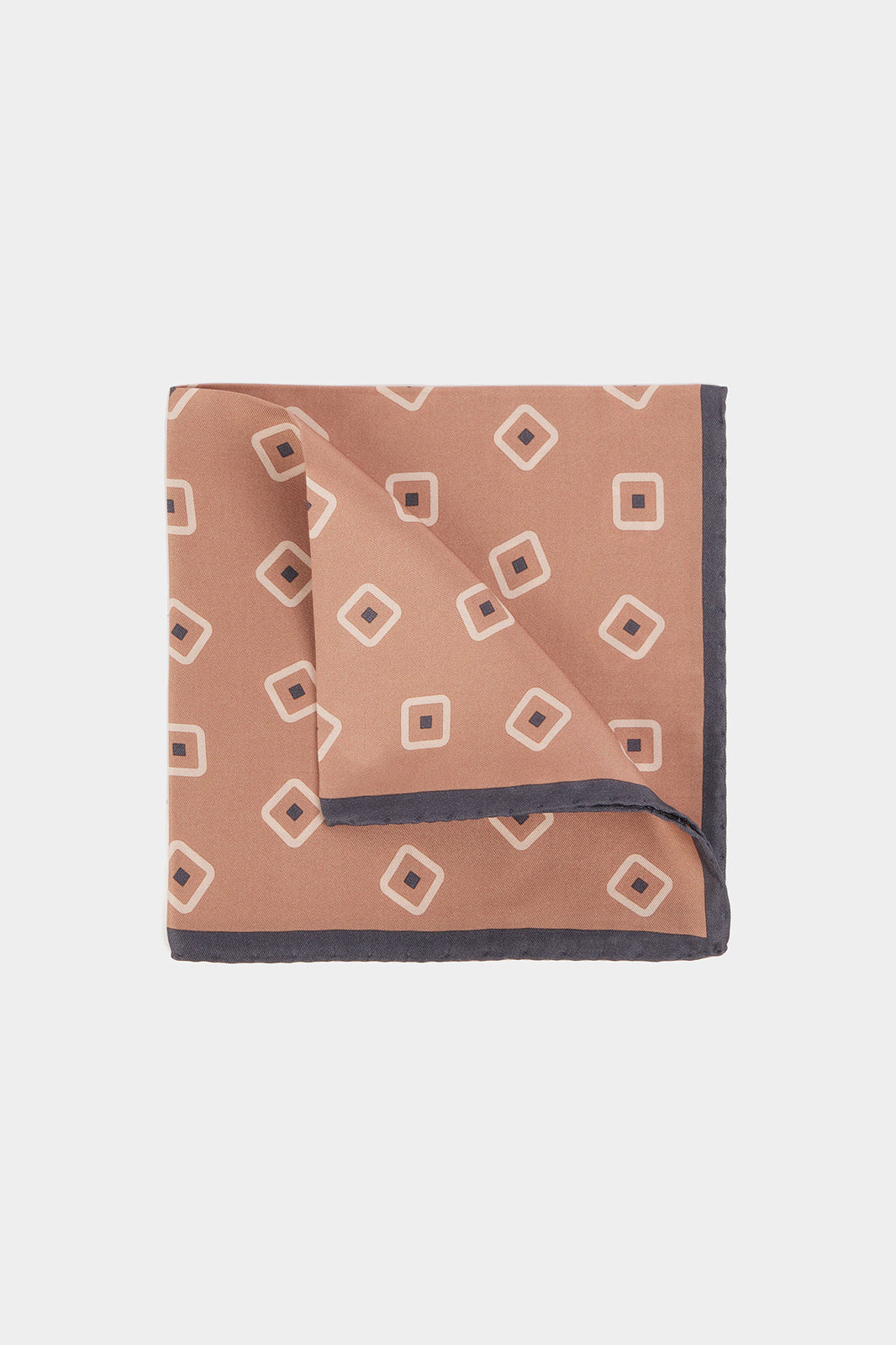 Pochette fond marron clair à motif carrés beiges et noirs