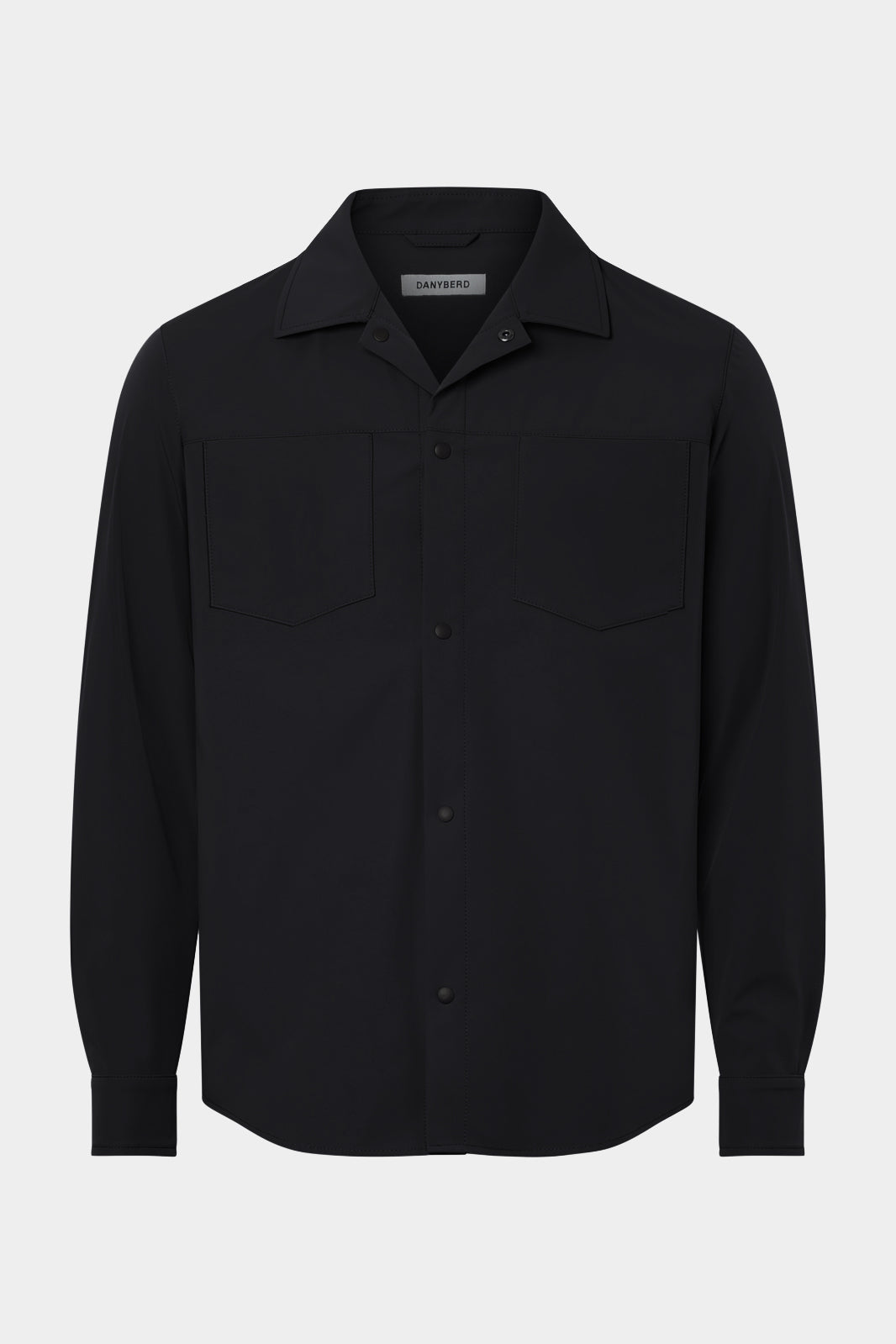 Vue sur fond blanc d'une sur chemise noir