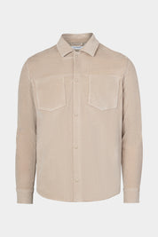 Vue sur fond blanc d'une sur-chemise en velours côtelé beige avec poche poitrine et boutonnage pression.