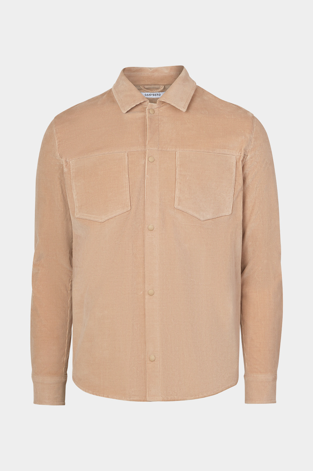 Vue sur fond blanc d'une sur-chemise en velours côtelé camel avec poche poitrine et boutonnage pression.
