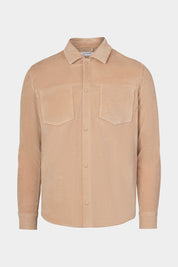 Vue sur fond blanc d'une sur-chemise en velours côtelé camel avec poche poitrine et boutonnage pression.