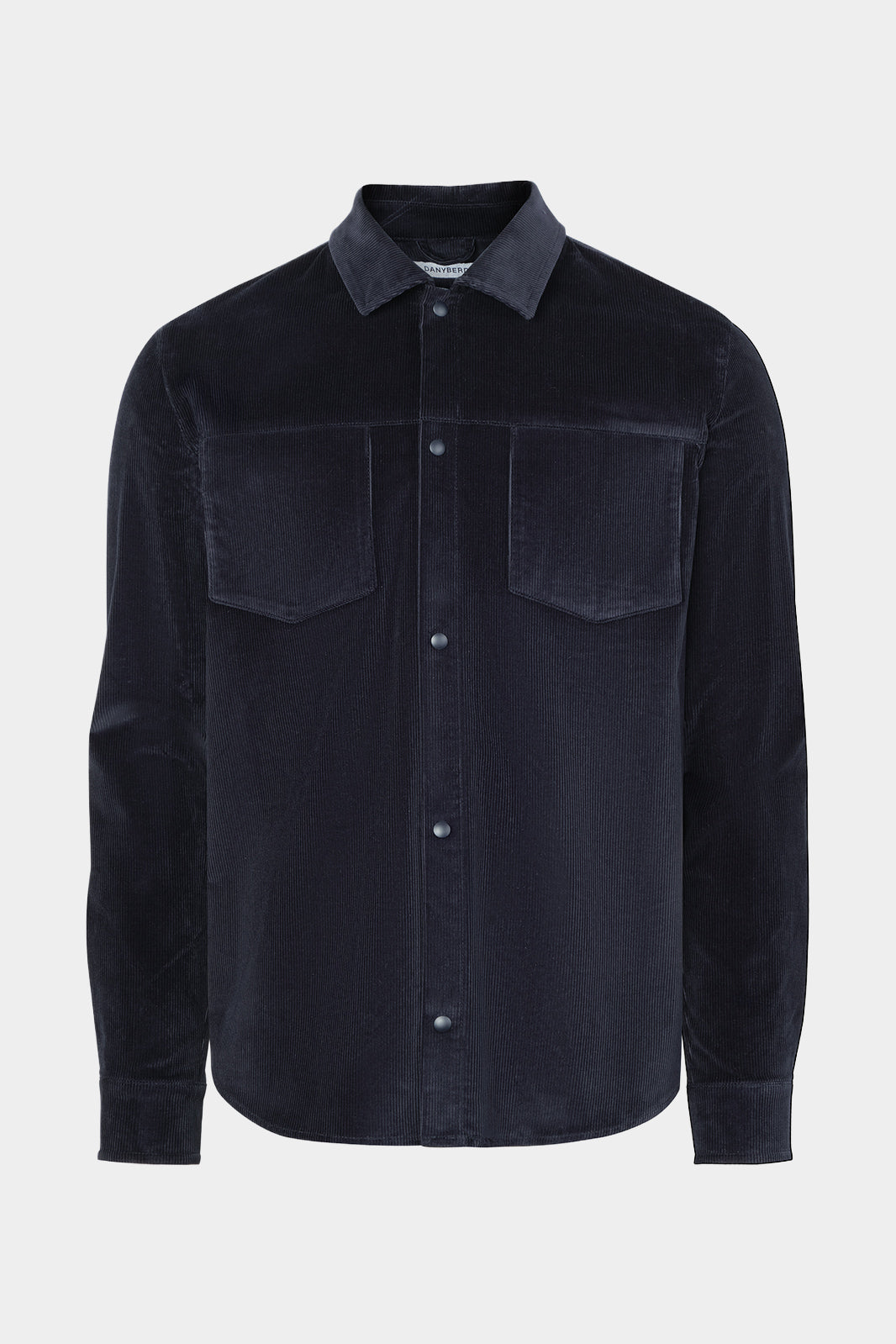 Vue sur fond blanc d'une sur-chemise en velours côtelé marine avec poche poitrine et boutonnage pression.