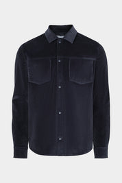 Vue sur fond blanc d'une sur-chemise en velours côtelé marine avec poche poitrine et boutonnage pression.