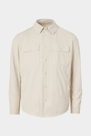 Vue sur fond blanc d'une surchemise couleur beige en 100% polyamide.
