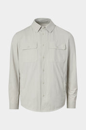 Vue sur fond blanc d'une sur chemise grise en tissu 100% polyamide.