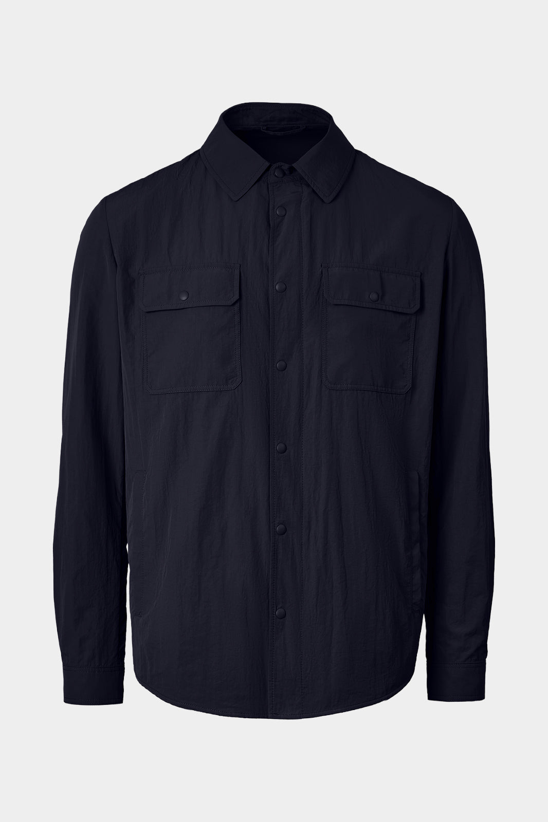 Vue sur fond blanc d'une sur chemise marine en tissu 100% polyamide.