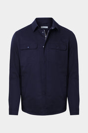 Vue sur fond blanc d'une surchemise en 100% coton marine avec fermeture zippée et pression boutonnée et poches à rabat boutonnés.
