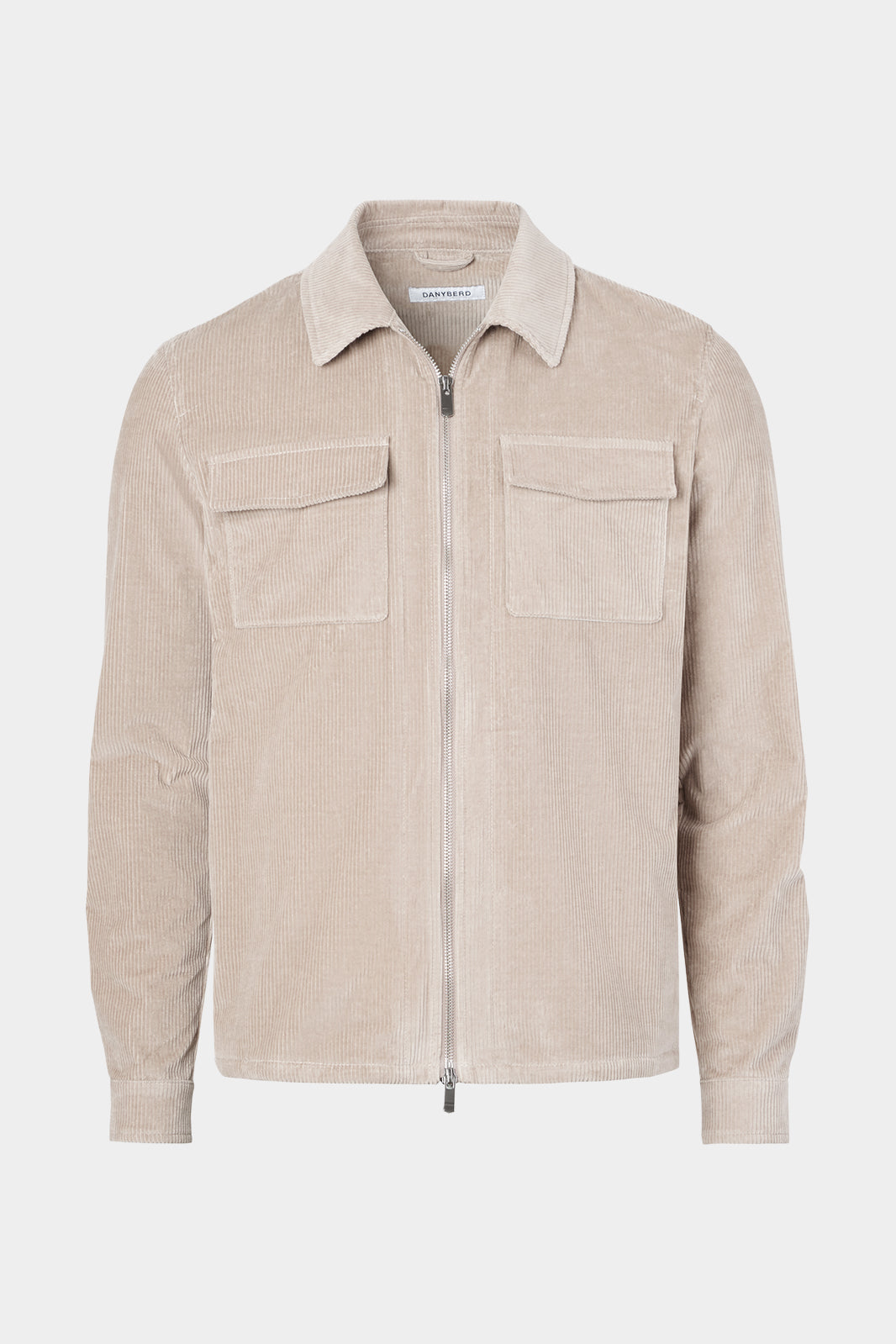 Vue sur fond blanc d'une sur chemise velours côtelé en beige avec double zip et poches