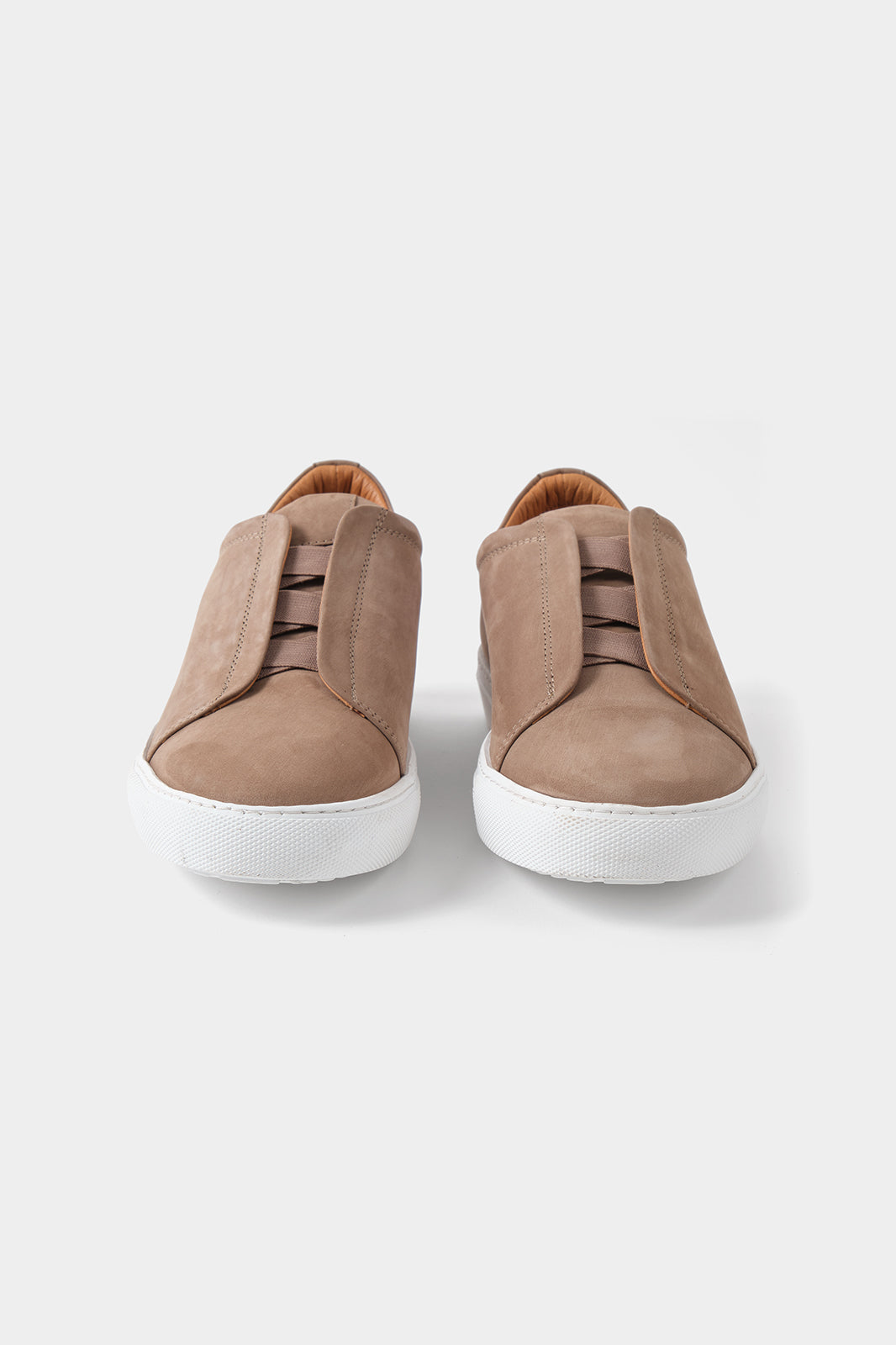 Sneaker en nubuck couleur taupe 
