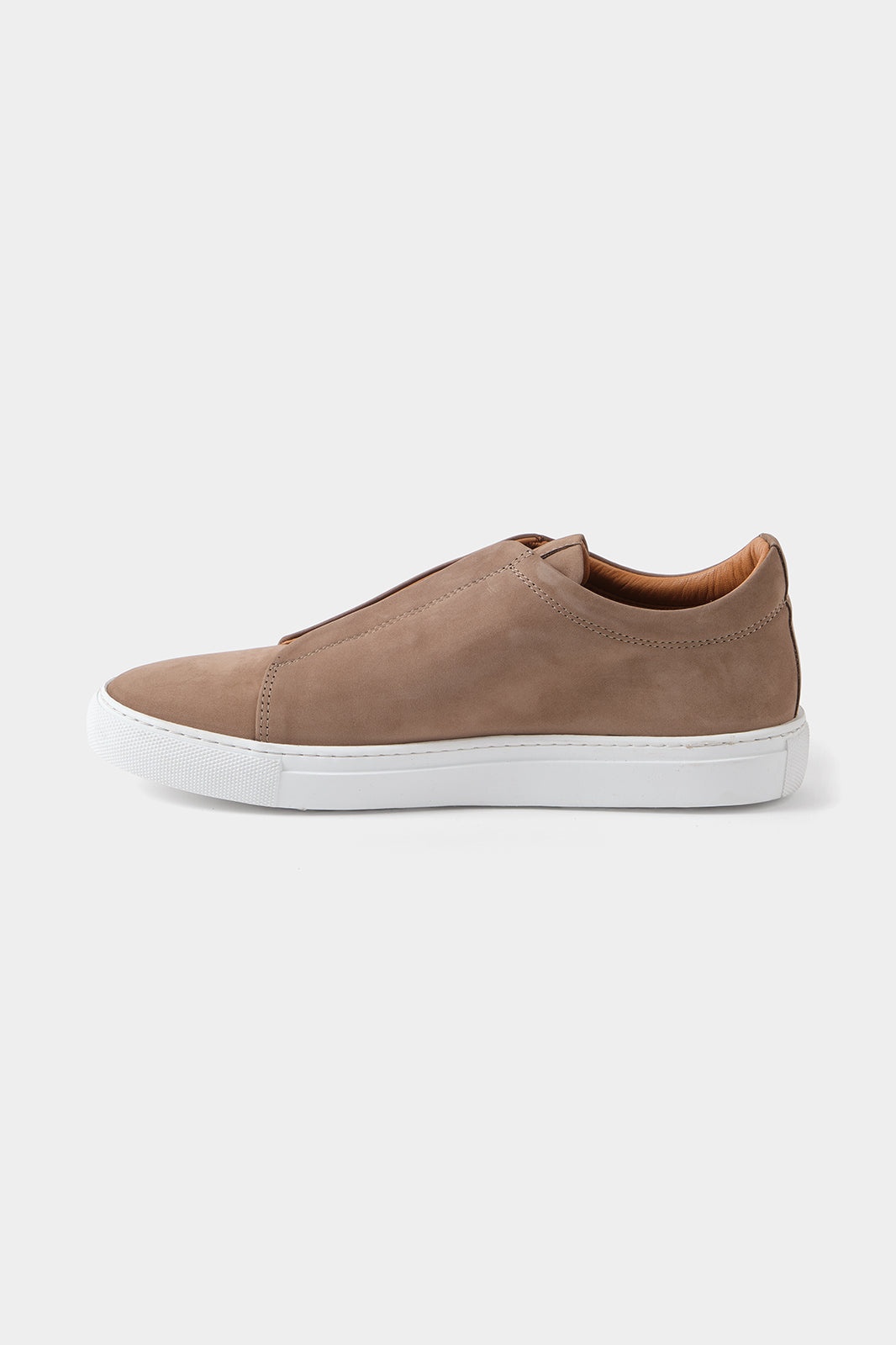 Sneaker en nubuck couleur taupe 
