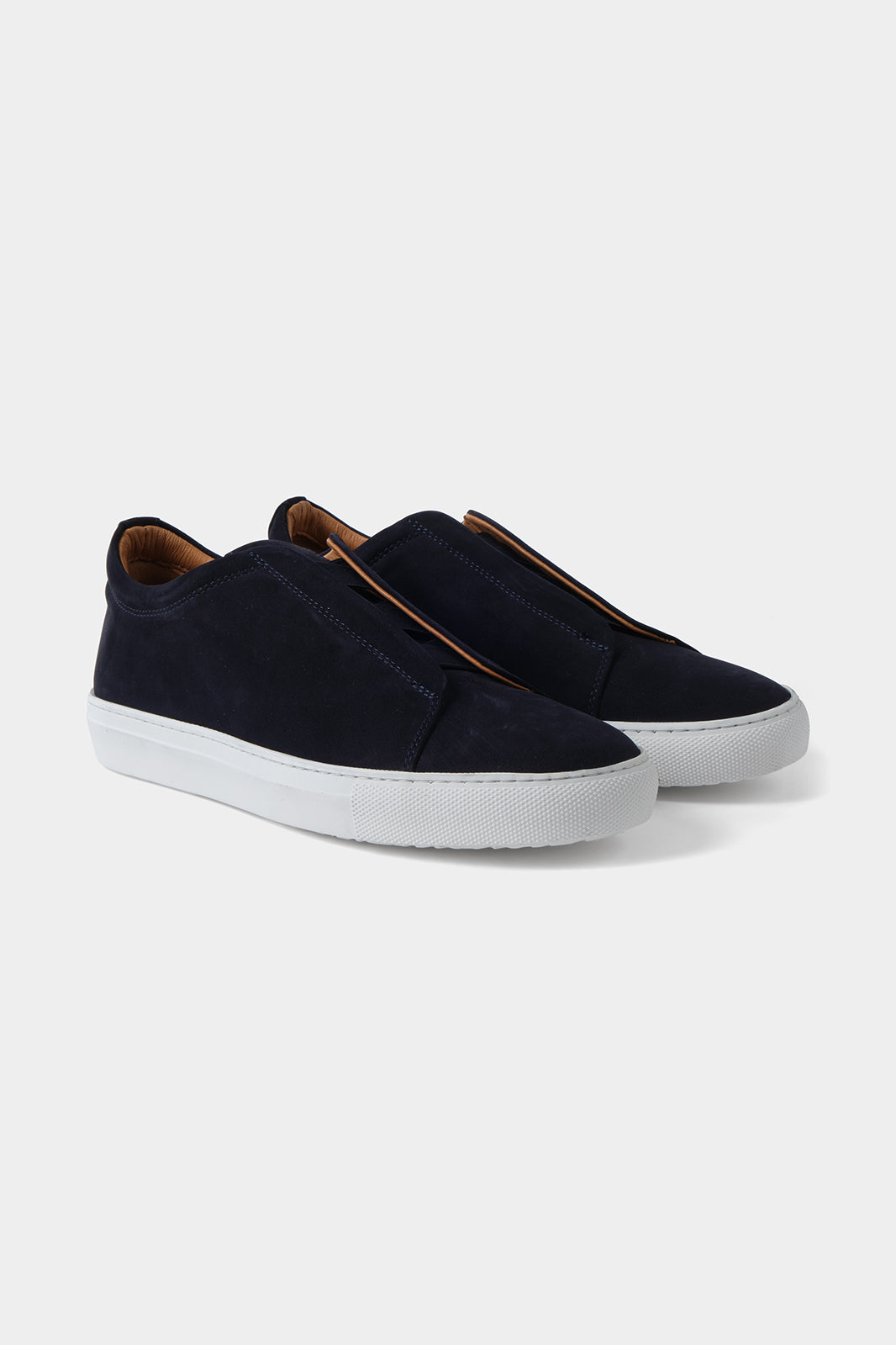 Vue sur fond blanc d'une sneaker en peau marine sans lacet avec une semelle blanche épaisse.