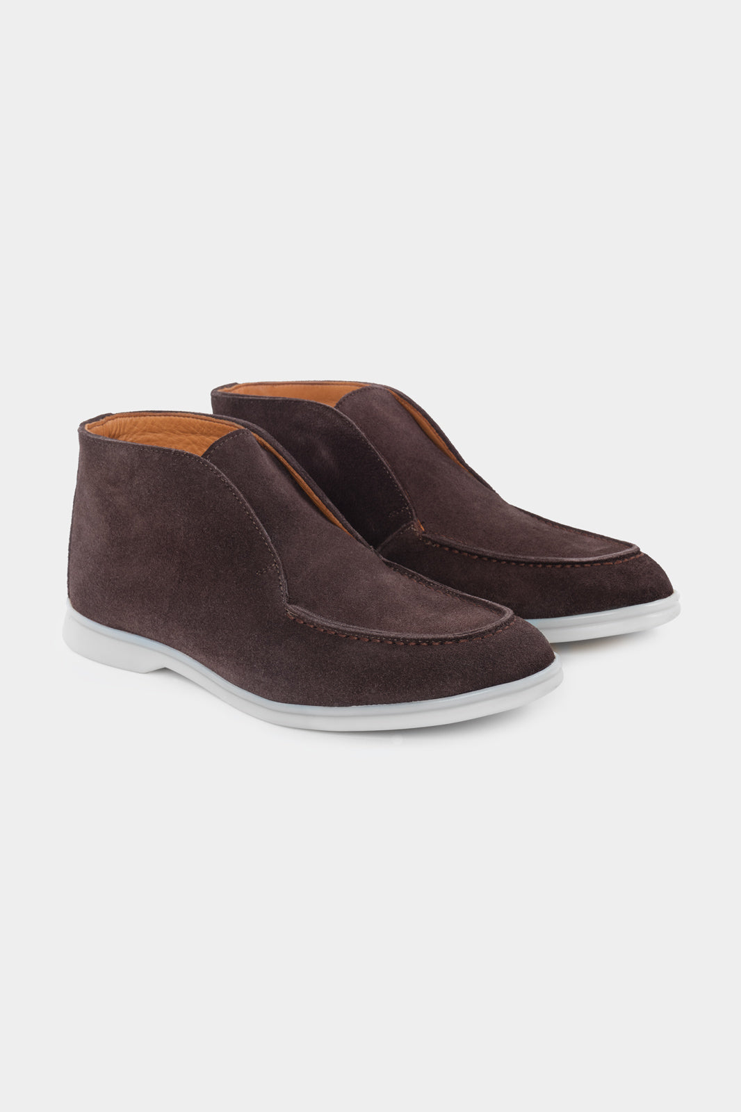 Ces boots en cuir de veau velours combinent légèreté et souplesse, offrant un confort inégalé tout au long de la journée.