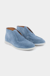 Ces boots en cuir de veau velours combinent légèreté et souplesse, offrant un confort inégalé tout au long de la journée.