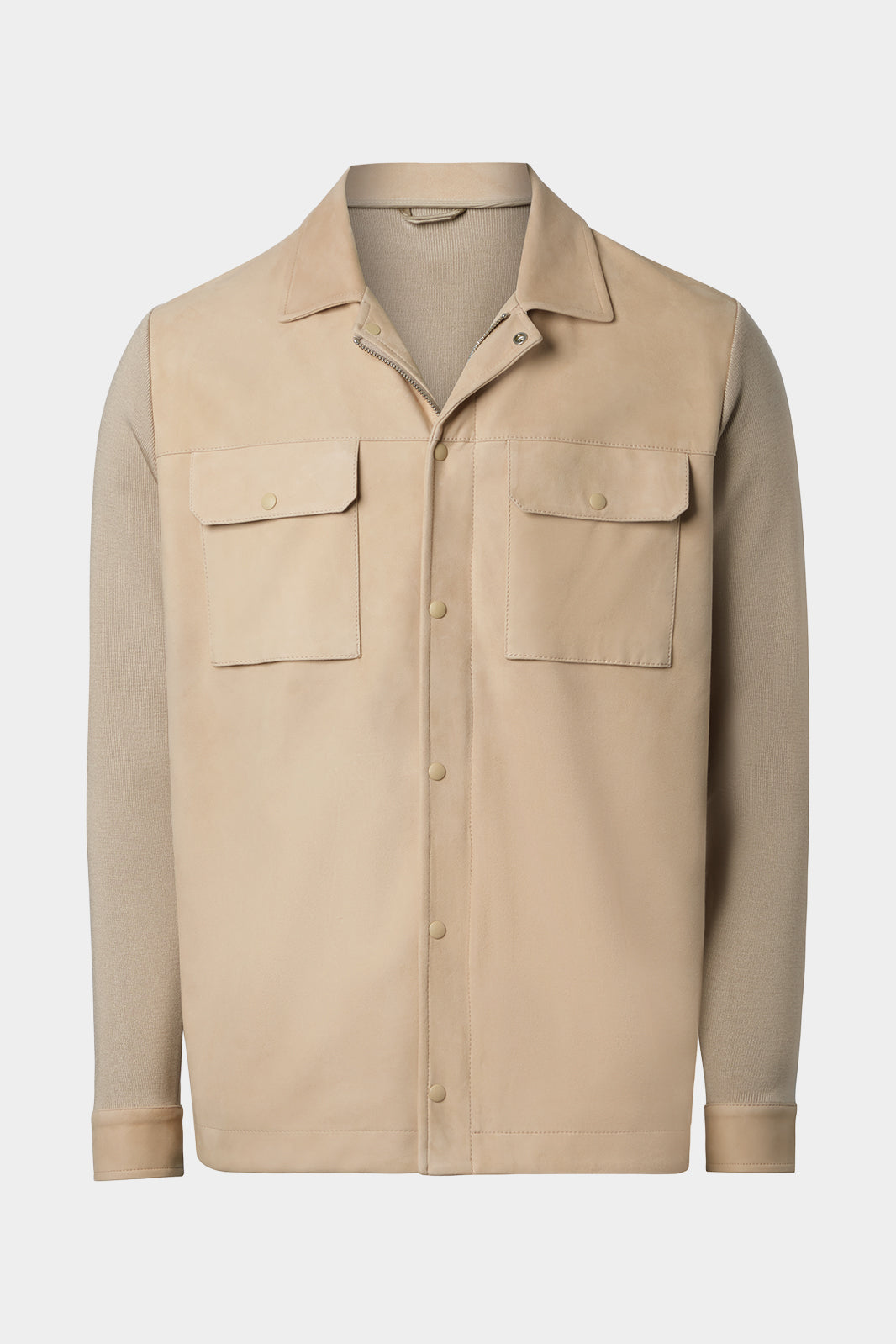 Vue sur fond blanc d'une sur-chemise beige en peau et tricot boutonnée et zippée.