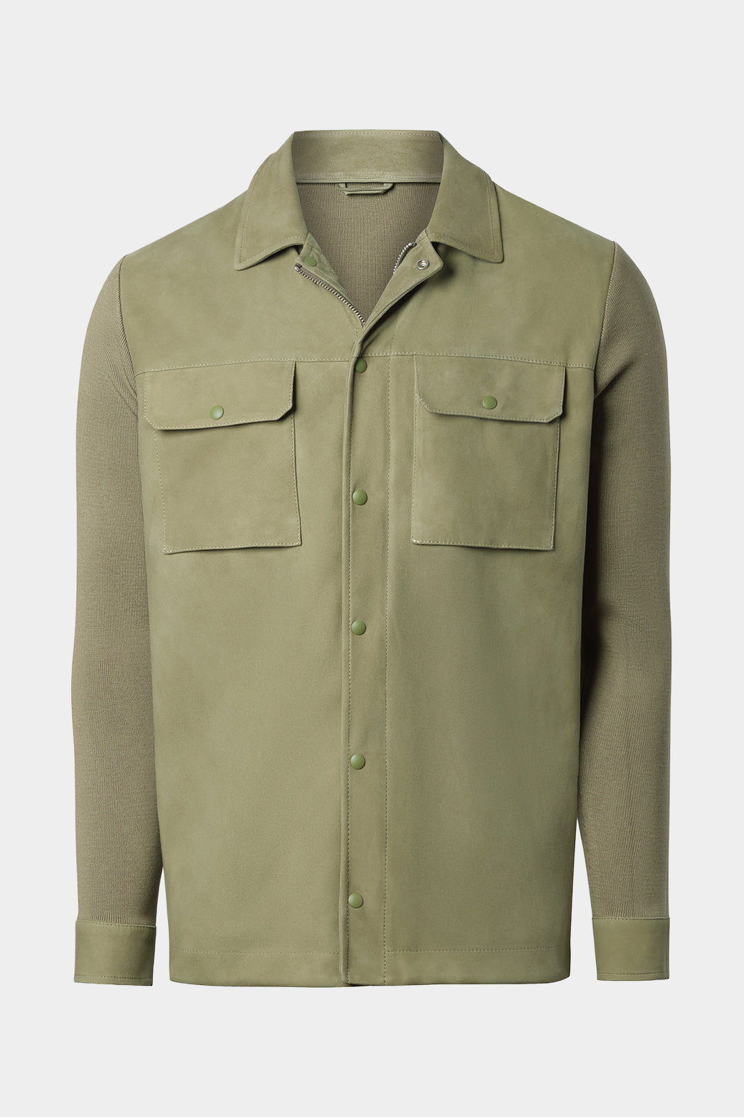 Vue sur fond blanc d'une sur-chemise céladon foncé en peau et tricot boutonnée et zippée.