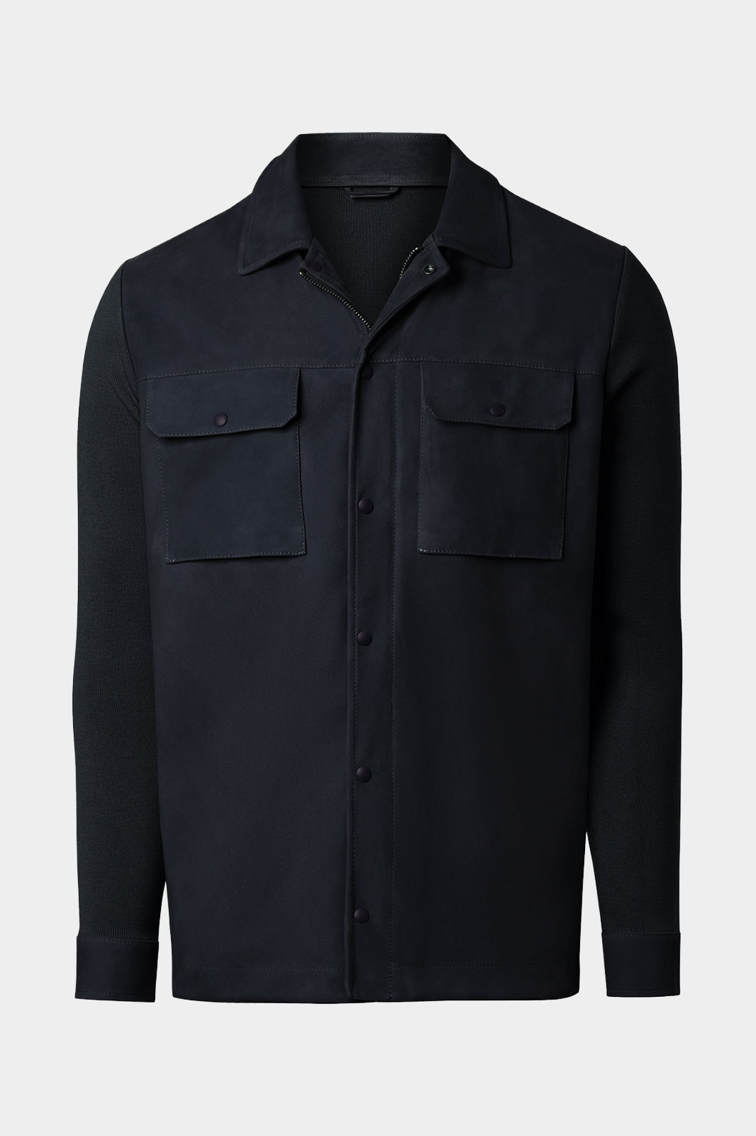 Vue sur fond blanc d'une sur-chemise marine en peau et tricot boutonnée et zippée.