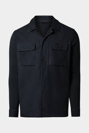 Vue sur fond blanc d'une sur-chemise marine en peau et tricot boutonnée et zippée.