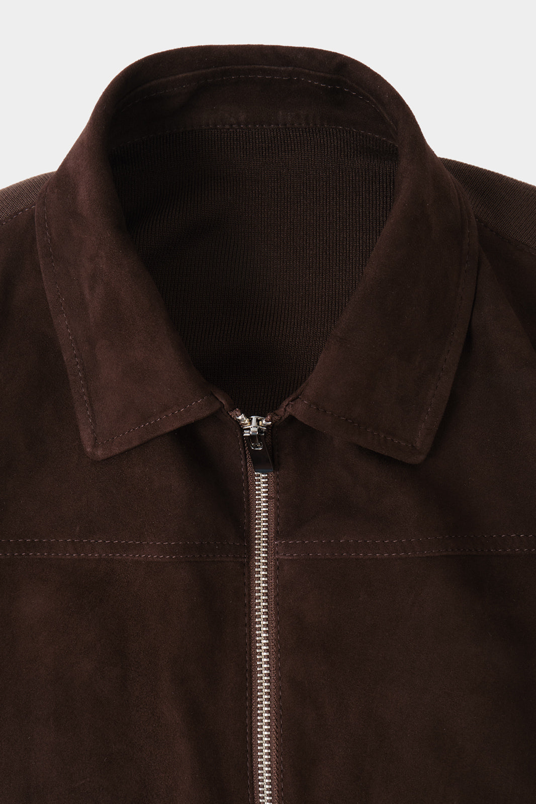 Vue sur fond blanc d'un col d'un blouson en bi matière couleur marron. Tissu italien.