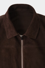 Vue sur fond blanc d'un col d'un blouson en bi matière couleur marron. Tissu italien.
