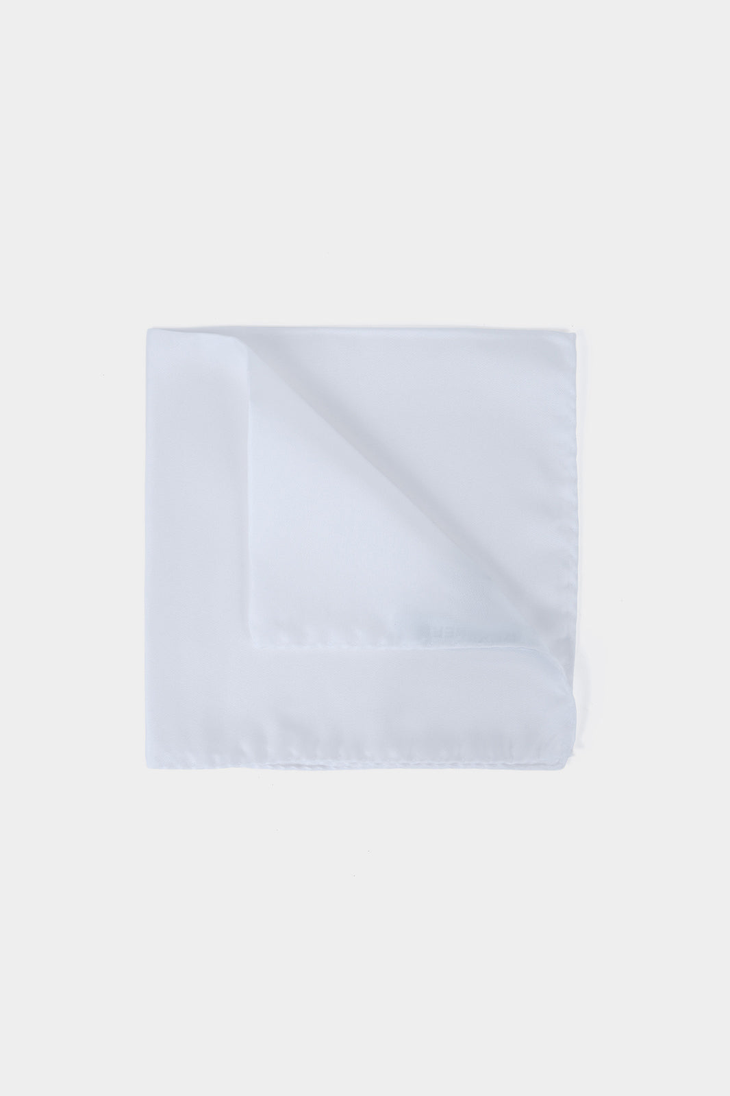 Vue sur fond blanc d'une pochette en 100% soie blanche