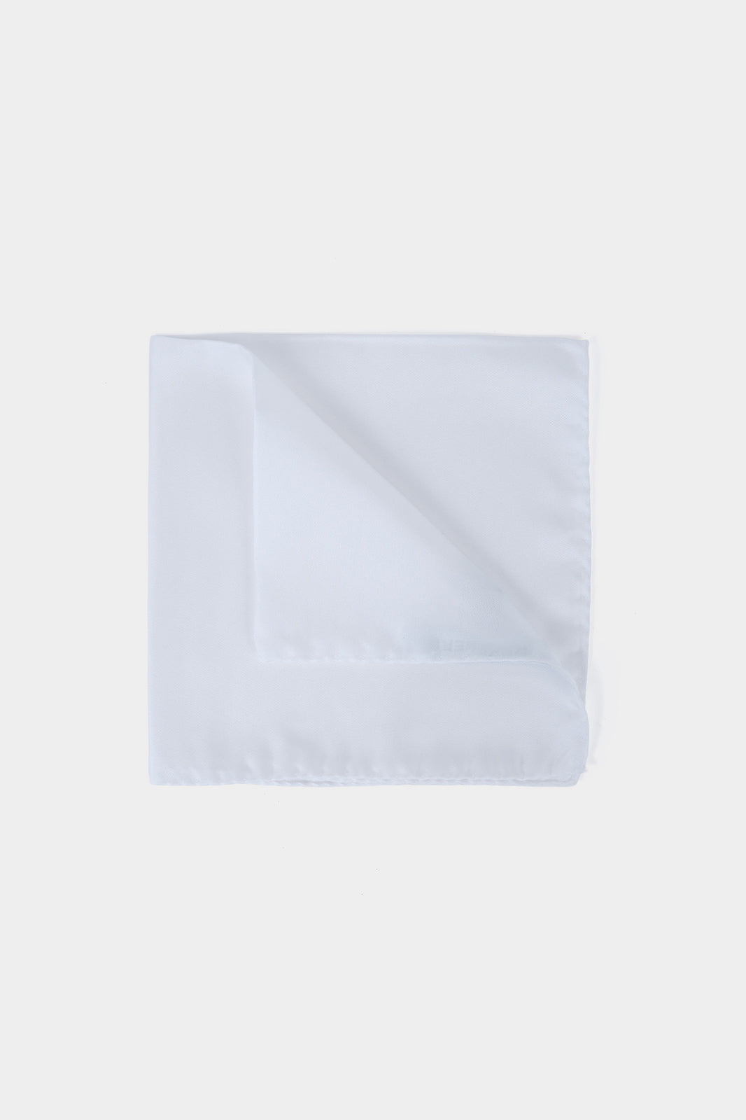 Vue sur fond blanc d'une pochette en 100% soie blanche