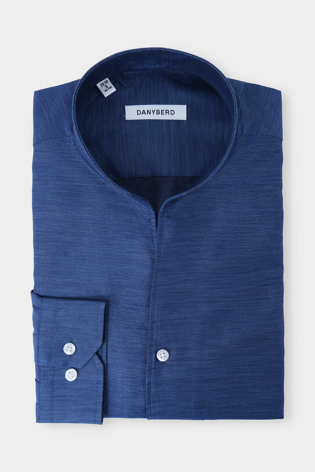 Confectionnée dans un mélange de coton et de lin haut de gamme, sa légèreté et sa souplesse en font une chemise d'un confort inégalé. 