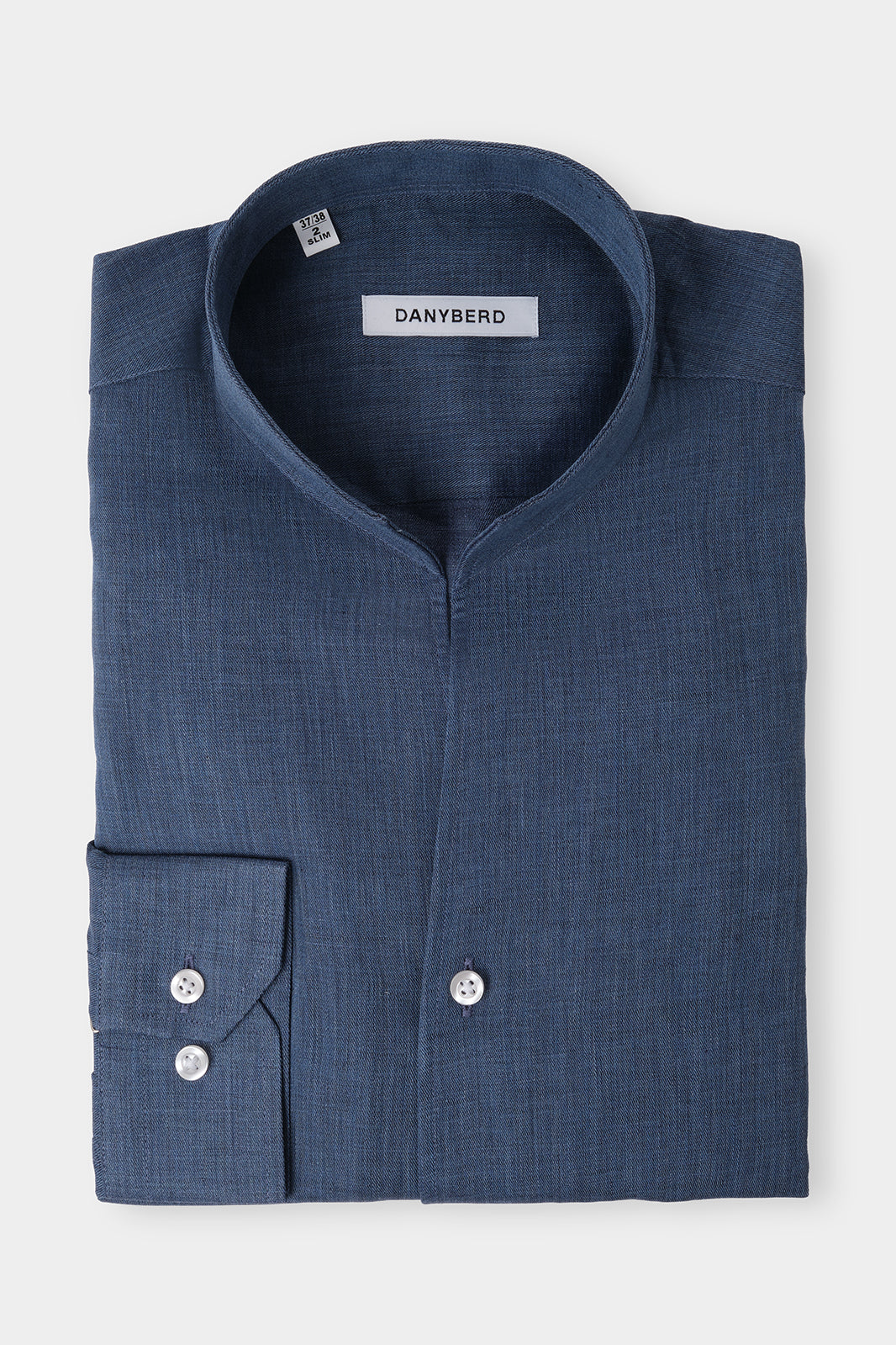 Vue sur fond blanc chemise col indien en coton et lin en bleu nuit.