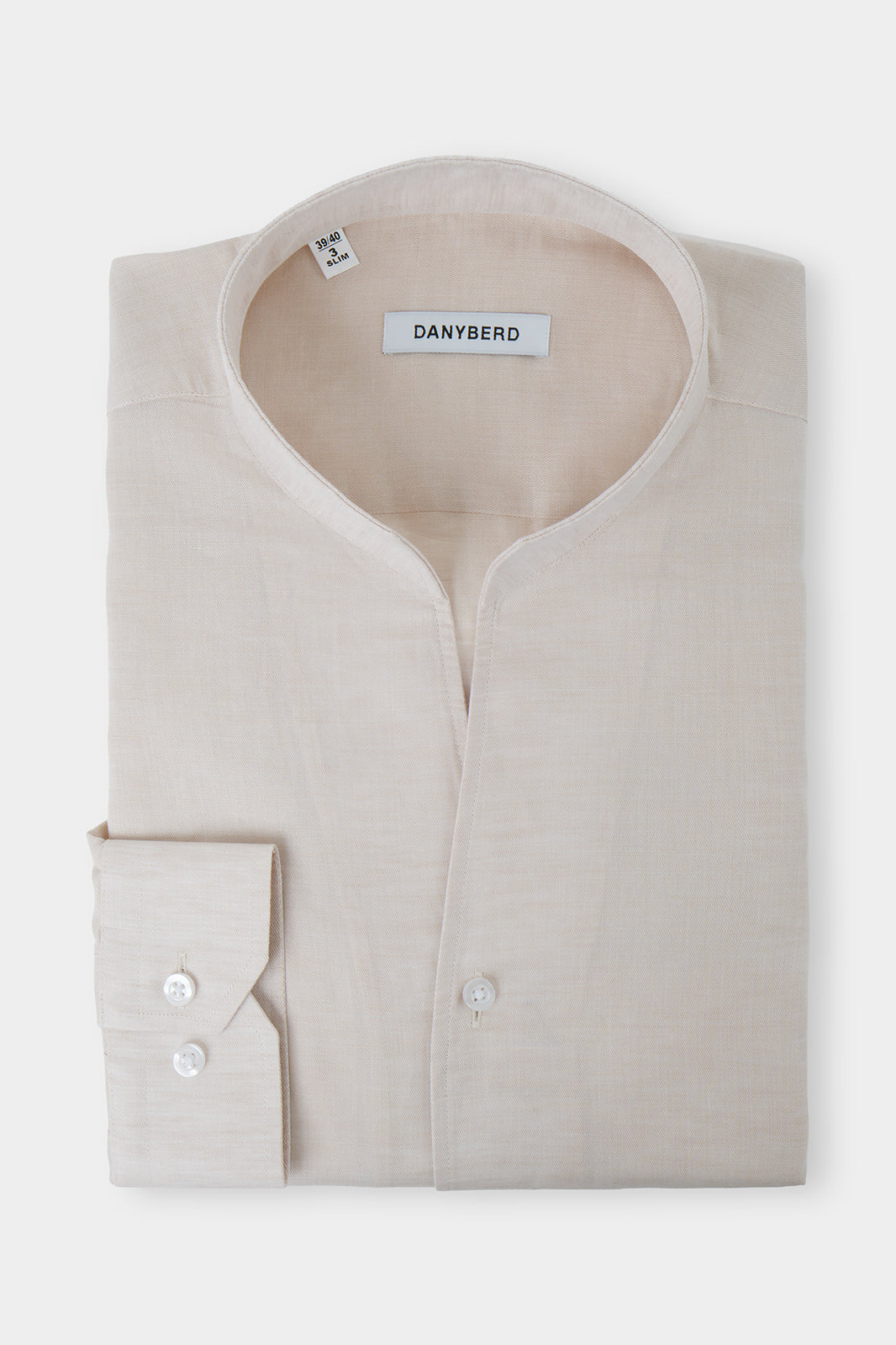 Ressentez le confort absolu avec notre chemise en lin et coton à col indien et poignets boutonnés. Son tissu léger et souple offre un confort inégalé grâce à sa composition en coton d'Italie.