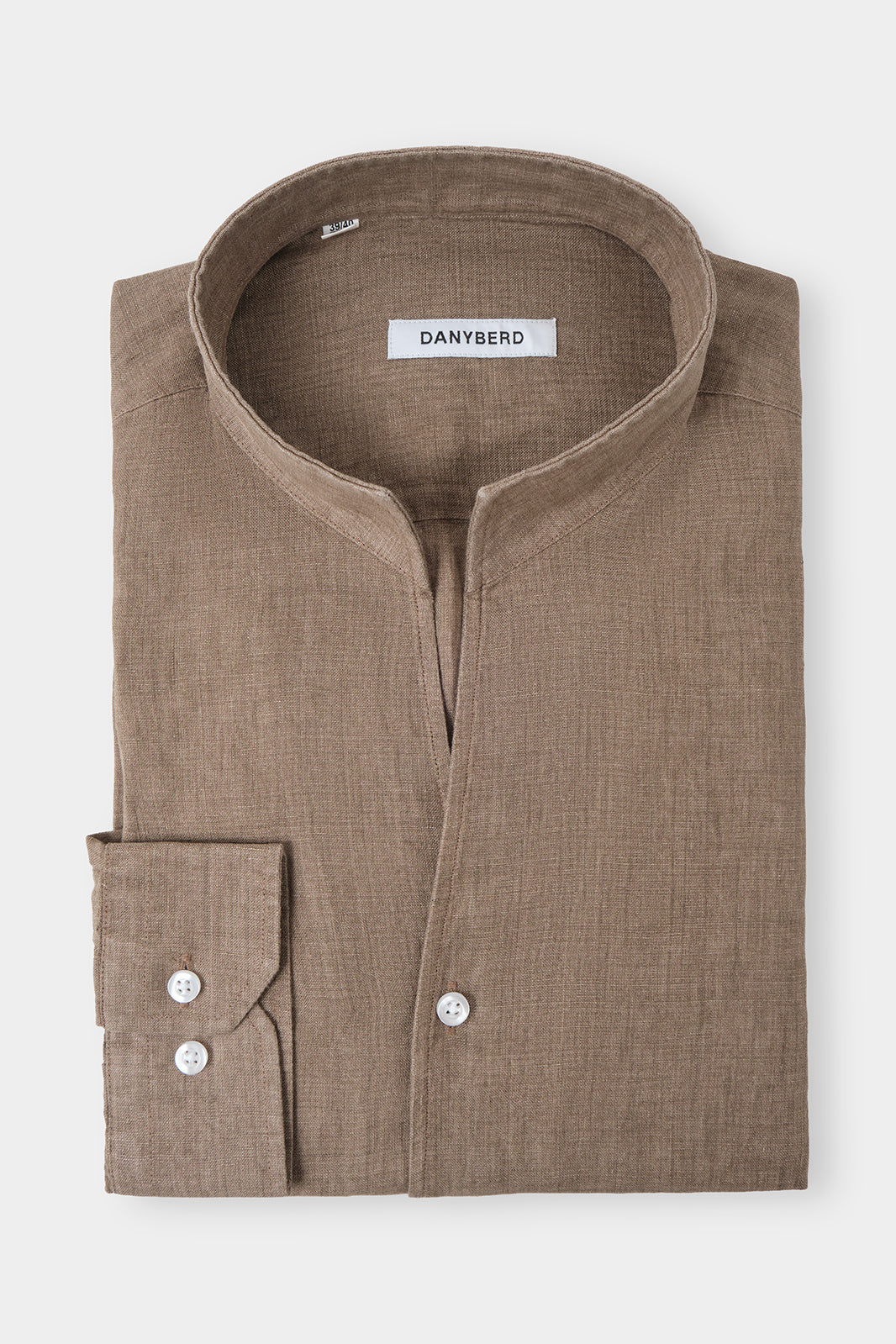 Vue sur fond blanc d'une chemise en lin col indien couleur marron, sur un tissu en 100% lin d'Italie.