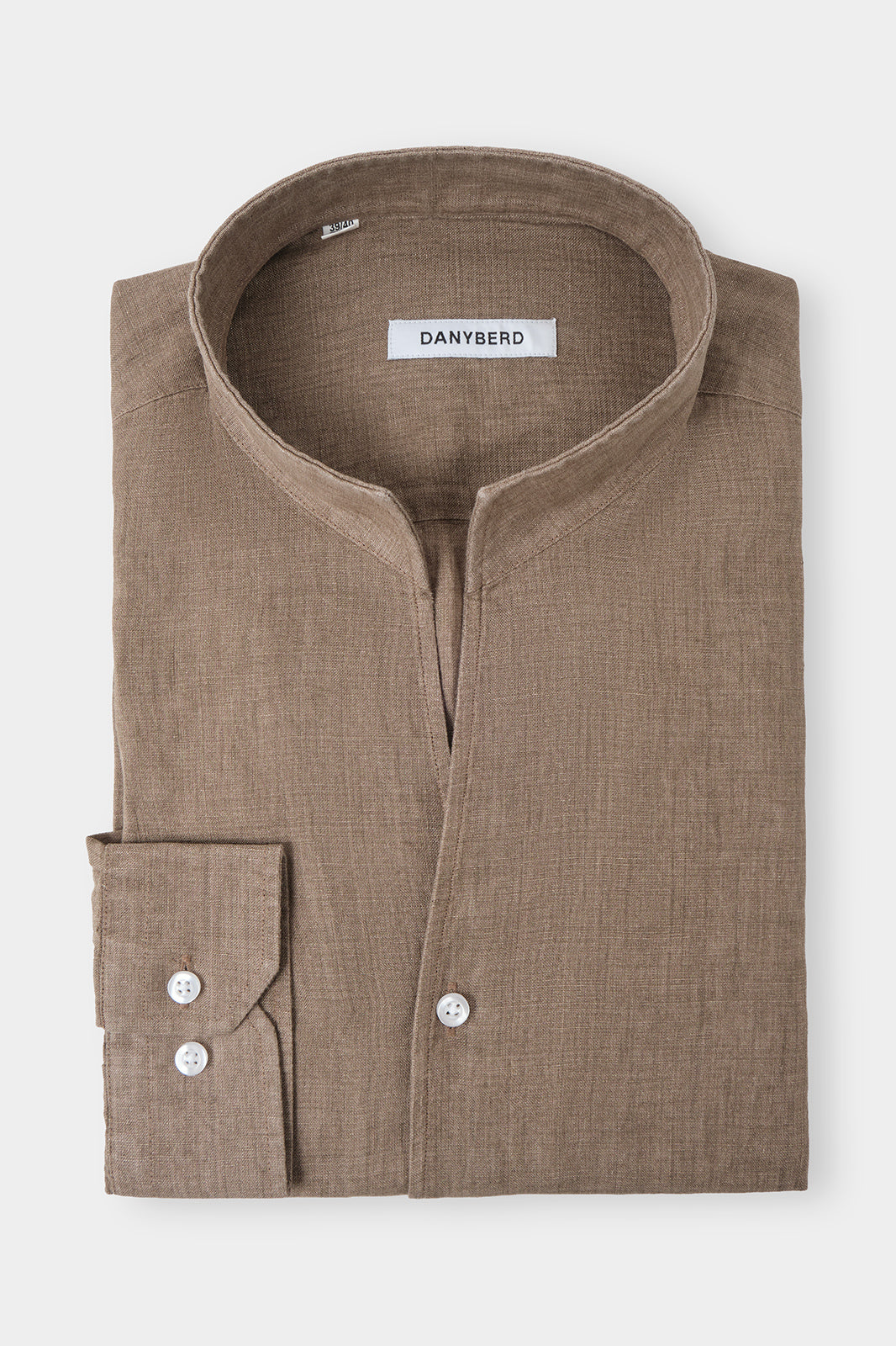 Vue sur fond blanc d'une chemise en lin col indien couleur marron, sur un tissu en 100% lin d'Italie.