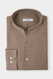Vue sur fond blanc d'une chemise en lin col indien couleur marron, sur un tissu en 100% lin d'Italie.