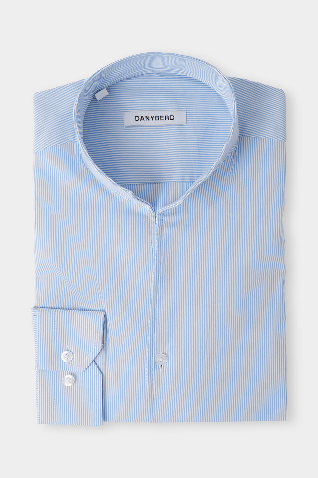 Vue sur fond blanc d'une chemise col indien en blanche à rayures bleues.