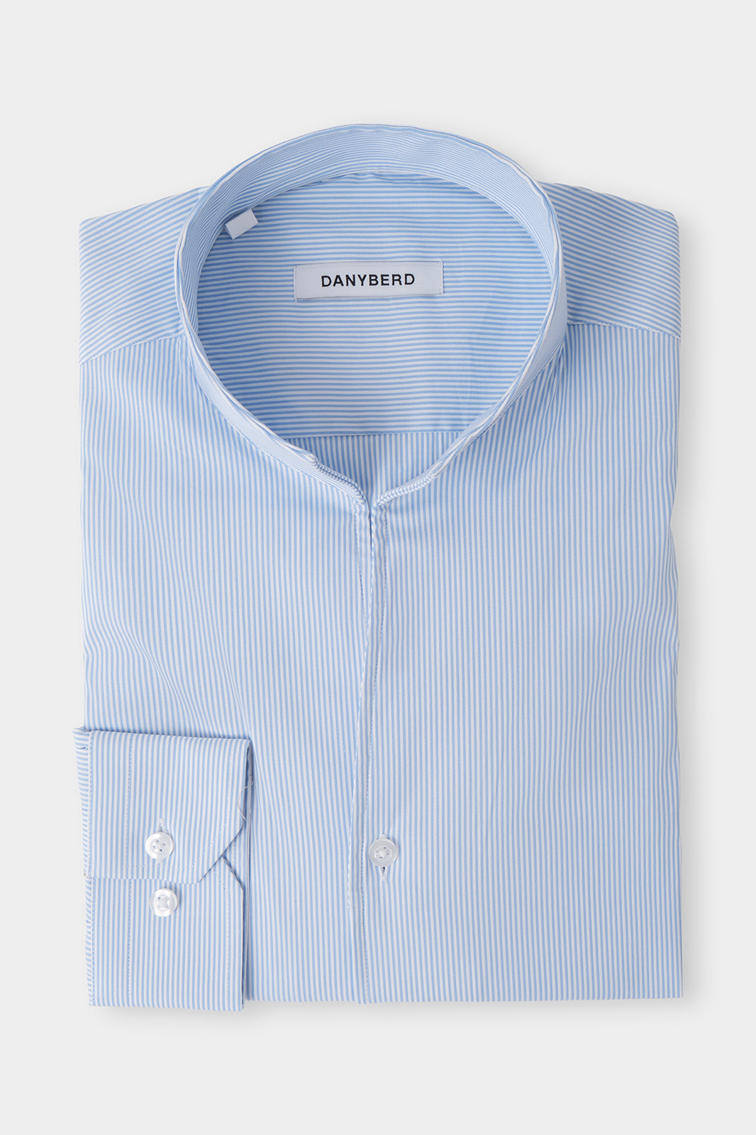 Vue sur fond blanc d'une chemise col indien en blanche à rayures bleues.