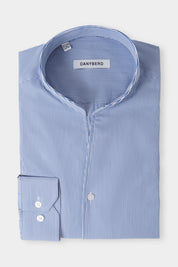 Vue sur fond blanc d'une chemise col indien en blanche à rayure marine