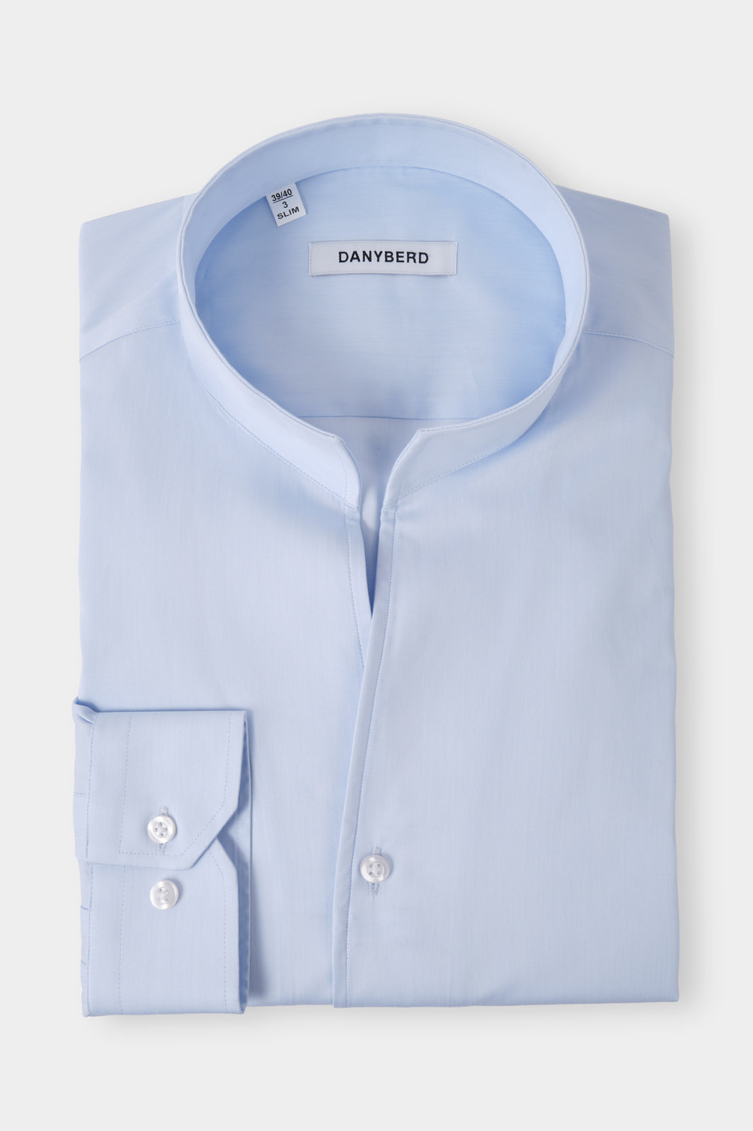 Vue sur fond blanc d'une chemise col indien en coton mélangé couleur bleu. Sur un tissu en 78% coton et 22% Lyocell de chez Albini.