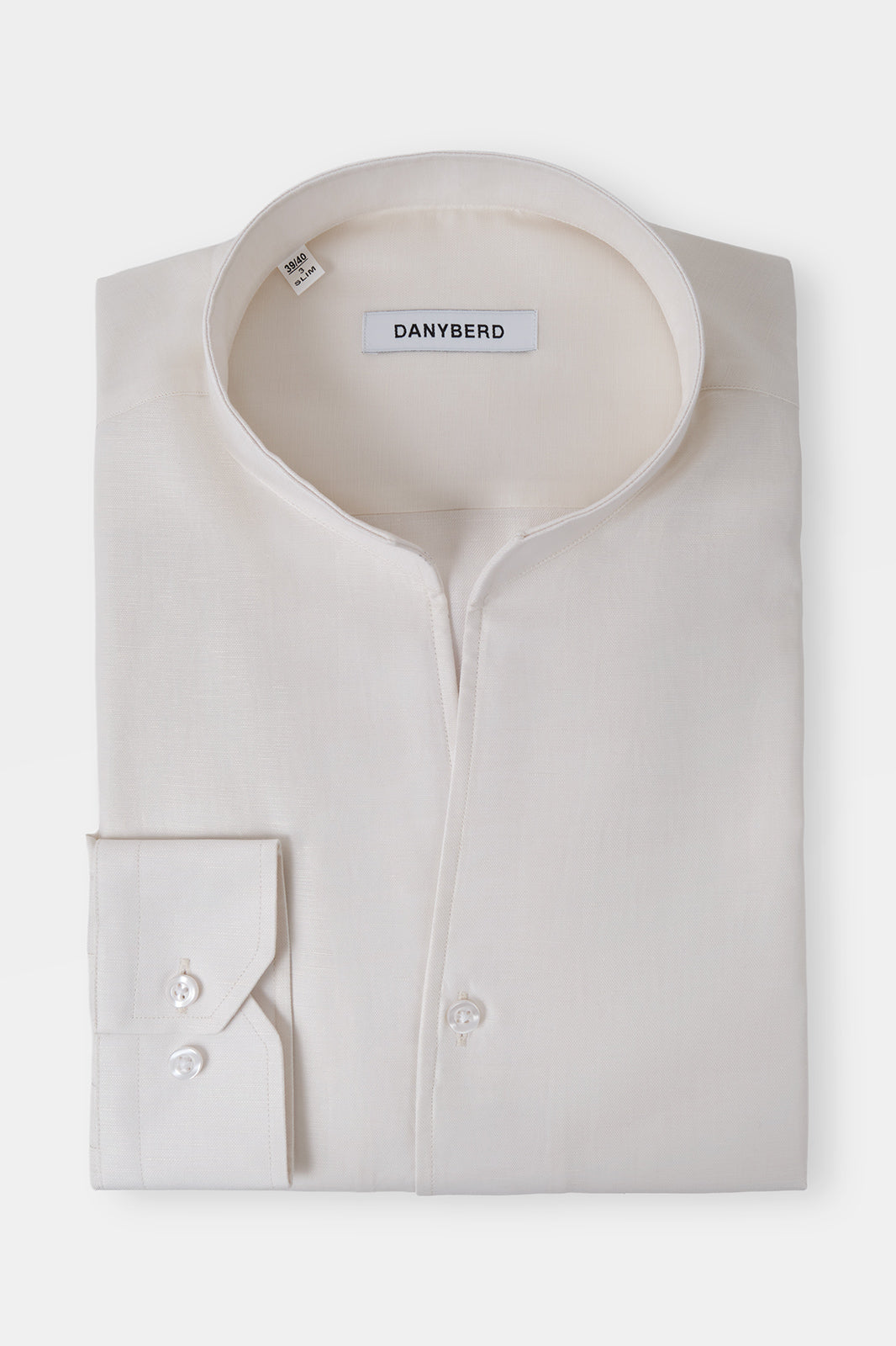 Vue sur fond blanc d'une chemise pour homme col indien en coton et lin écru