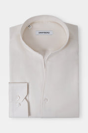 Vue sur fond blanc d'une chemise pour homme col indien en coton et lin écru