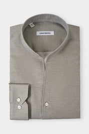 Vue sur fond blanc d'une chemise col indien en coton et lin couleur kaki, sur un tissu en 66% coton et 34% lin de chez Albini.