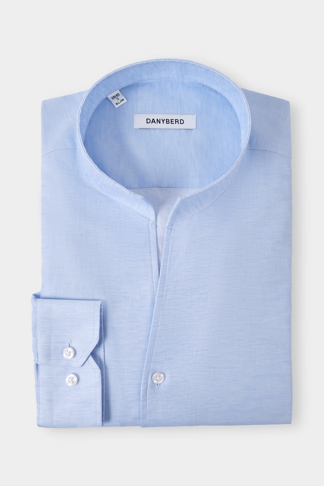 Vue sur fond blanc d'une chemise col indien en coton et lin couleur bleu, sur un tissu en 66% coton et 34% lin de chez Albini.