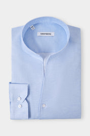 Vue sur fond blanc d'une chemise col indien en coton et lin couleur bleu, sur un tissu en 66% coton et 34% lin de chez Albini.
