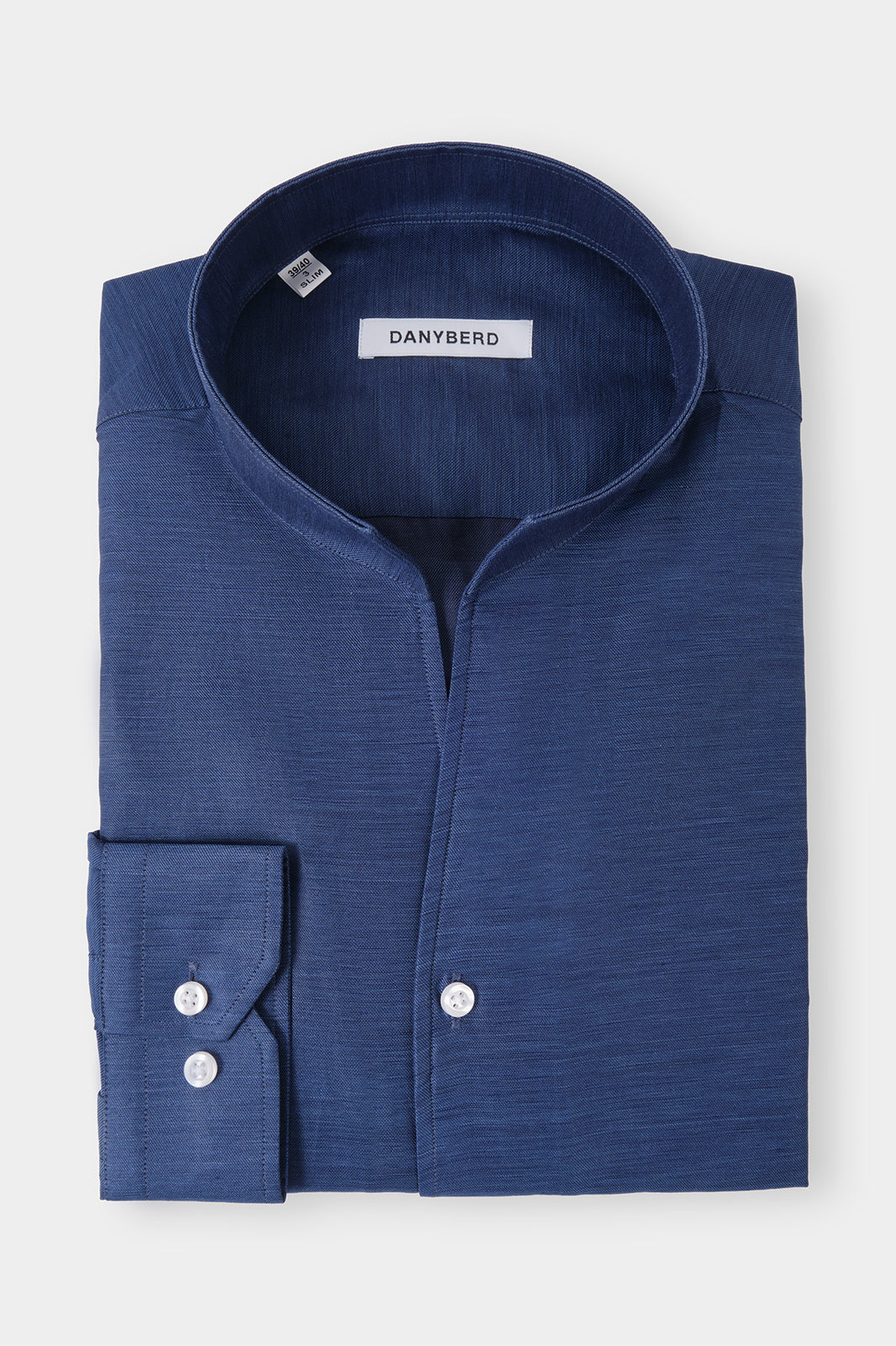 Vue sur fond blanc d'une chemise col indien en coton et lin couleur indigo, sur un tissu en 66% coton et 34% lin de chez Albini.