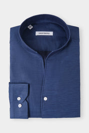 Vue sur fond blanc d'une chemise col indien en coton et lin couleur indigo, sur un tissu en 66% coton et 34% lin de chez Albini.