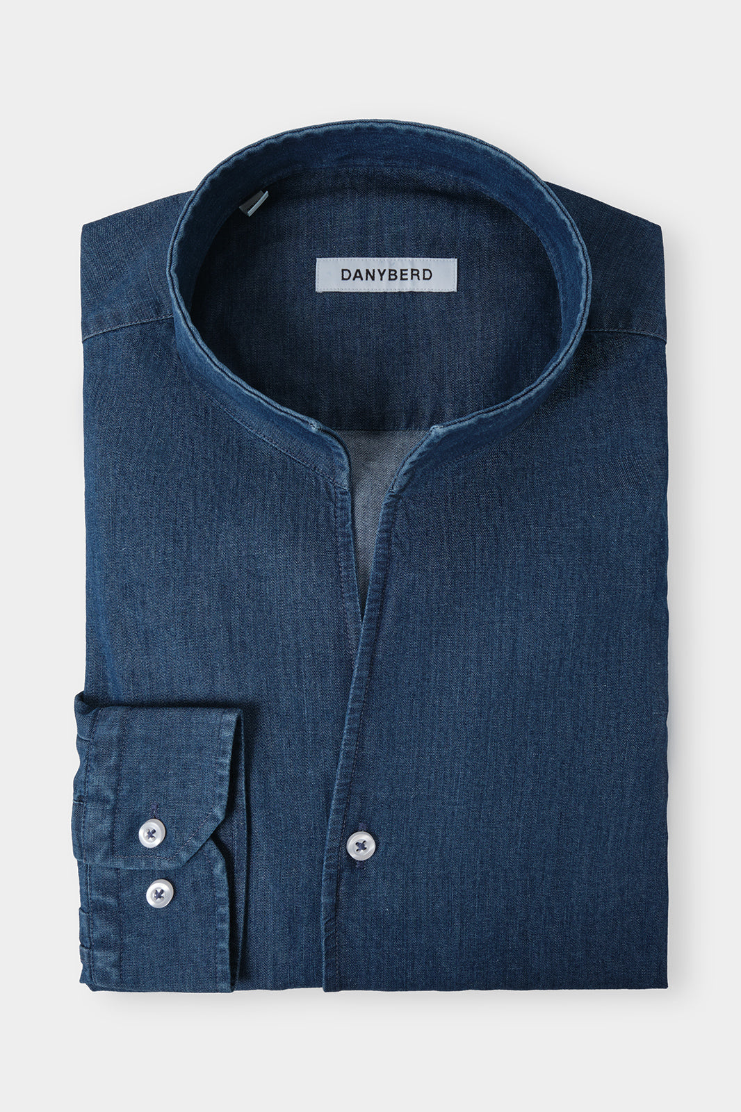 Vue sur fond blanc d'une chemise col indien en coton de coloris jeans foncé 