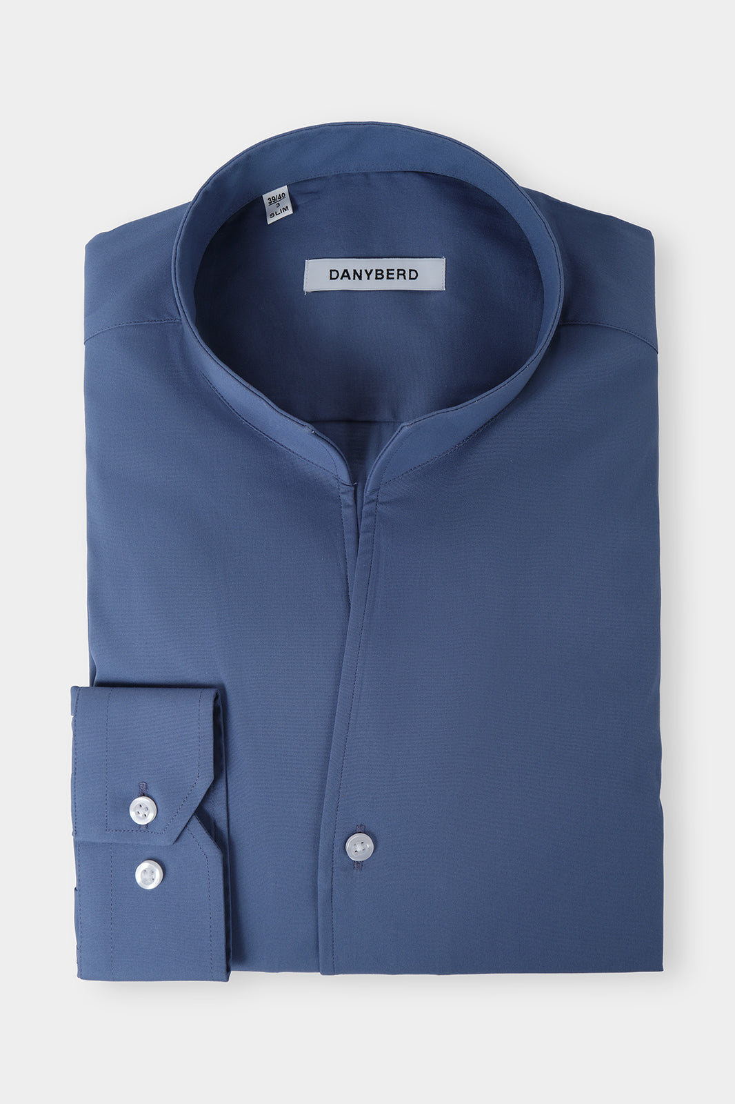 Vue sur fond blanc d'une chemise col indien bleu pétrole en coton stretch