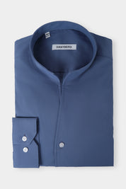 Vue sur fond blanc d'une chemise col indien bleu pétrole en coton stretch