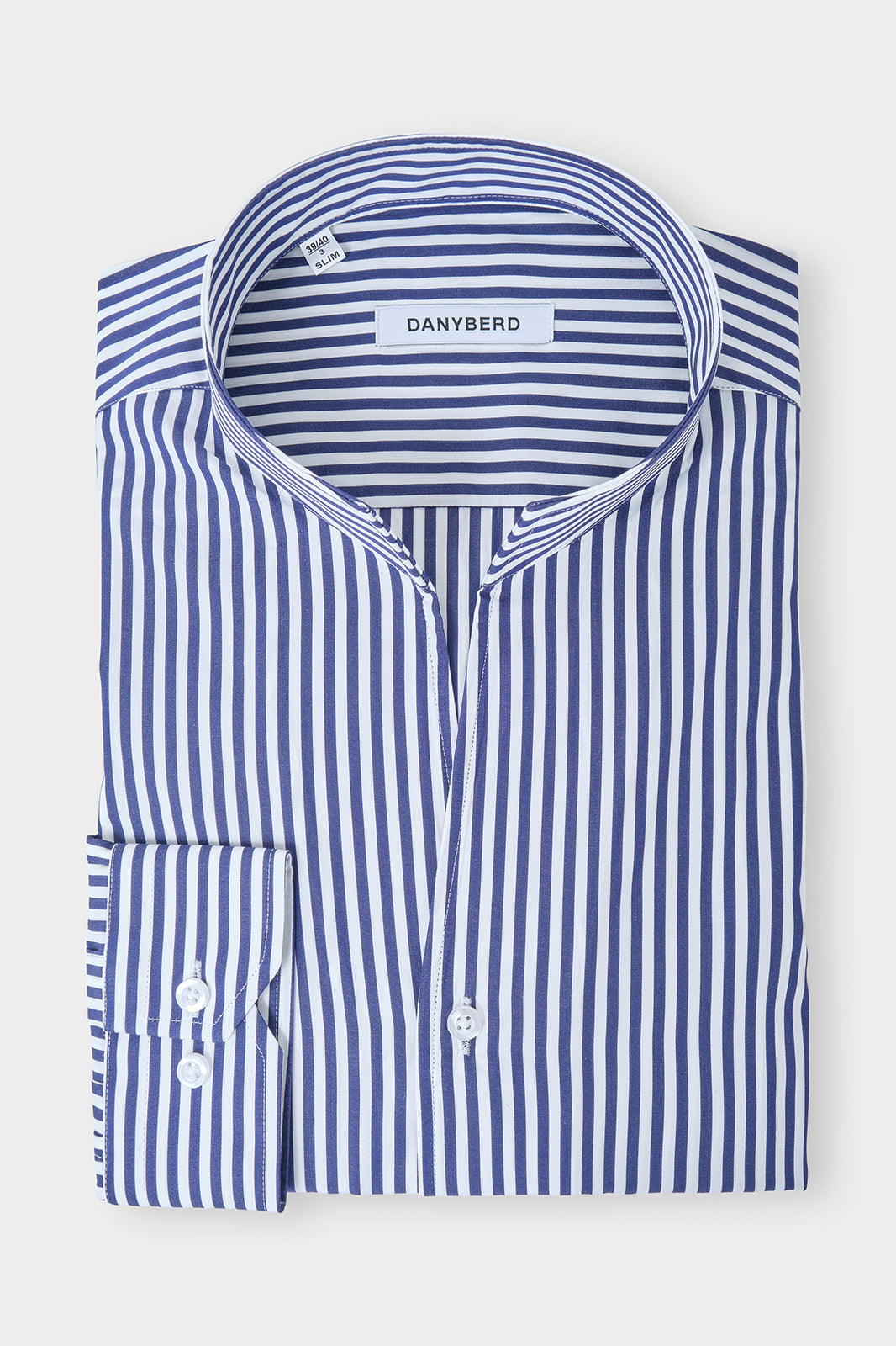 Vue sur fond blanc d'une chemise col indien en marine à rayures blanches moyenne