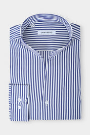 Vue sur fond blanc d'une chemise col indien en marine à rayures blanches moyenne