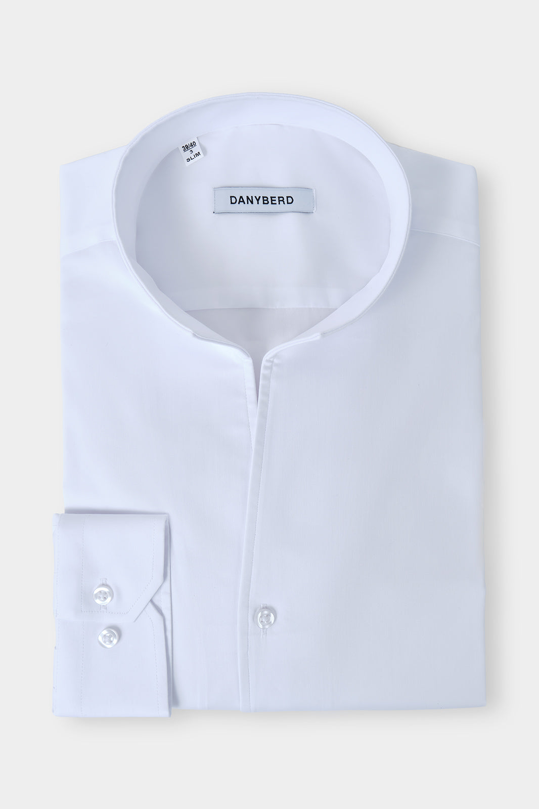 Vue sur fond blanc d'une chemise col indien en coton mélangé en blanche