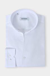 Vue sur fond blanc d'une chemise col indien en coton mélangé en blanche