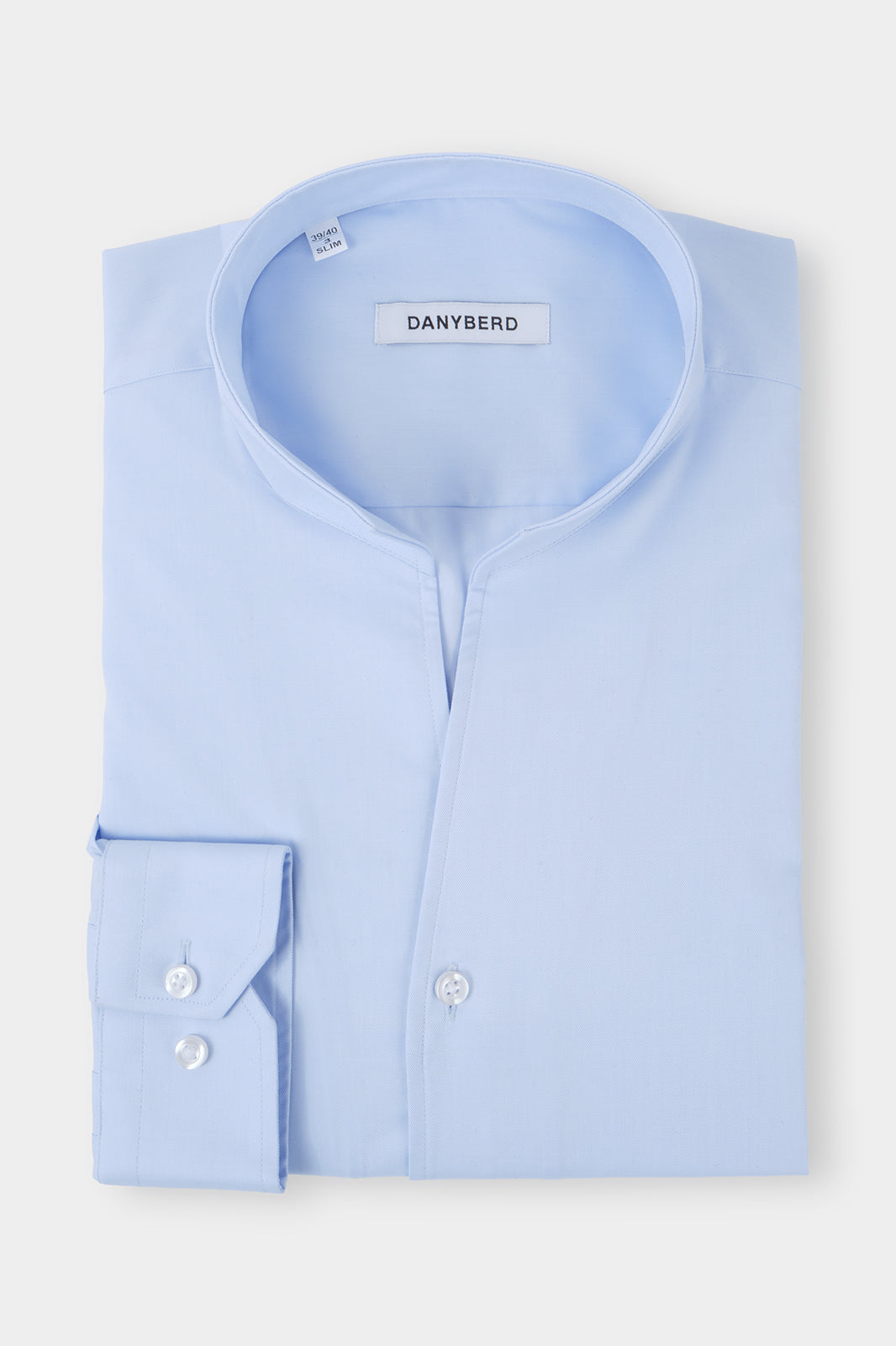 Vue sur fond blanc d'une chemise col indien en coton bleu